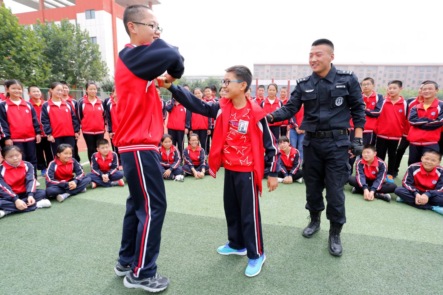 8月31日,合阳县第三初级中学,特警手把手教学生学防身术.