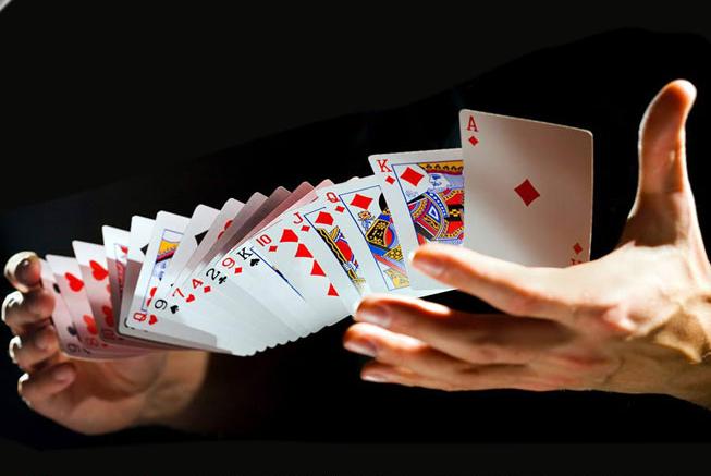 魔术教学:扑克牌飞到另一只手,手法很简单,没理由不学!