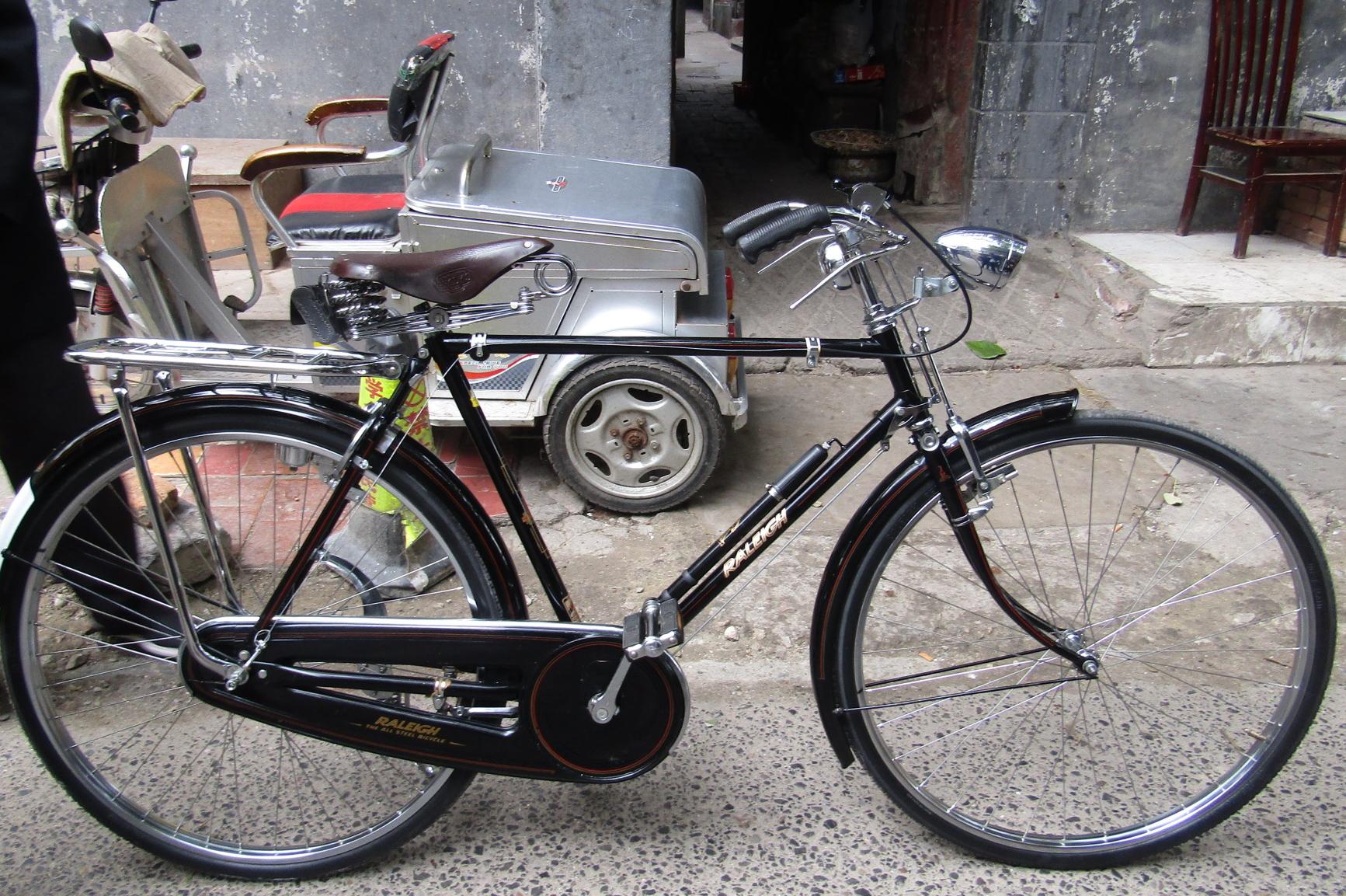 西安七旬老人花费20万收藏古董自行车 市民表示父辈人骑过