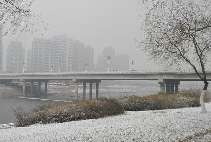 漯河今冬首场人工增雪,手机实拍雪景点缀沙澧风光甚是迷人!