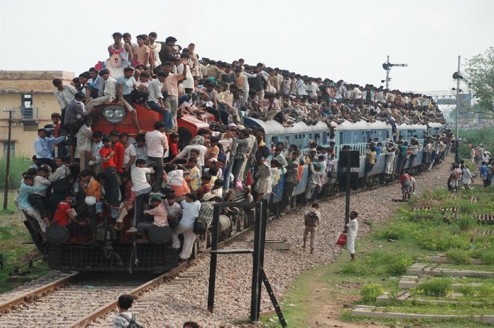 世界上最拥挤的火车是孟加拉国和印度火车人多到你无法想象