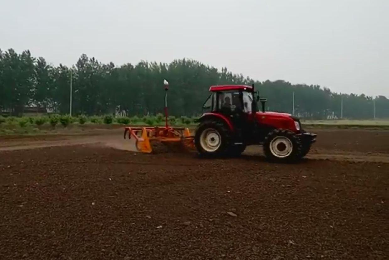 國產1504拖拉機帶進口激光平地機,農田平整看起來很舒服_手機搜狐網